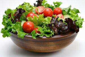 ai generado un sano Fresco jardín ensalada con maduro Cereza Tomates, crujiente pepinos, y un mezcla de verde y púrpura lechuga en un rústico de madera cuenco foto