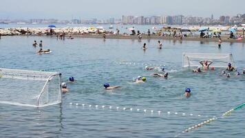 málaga, Espanha, 2018 - pólo aquático esporte jogando de Rapazes dentro a de praia uma verão dia video