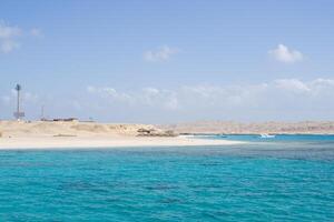 playa relajación a el rojo mar. cuento de hadas momentos de un soleado día. el concepto de turismo y mar viaje foto