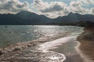 playa relajación a el negro mar. cuento de hadas momentos de un soleado día. el concepto de turismo y mar viaje foto