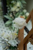 artificial blanco flor decoración en escaleras, decoración de un Boda ceremonia foto