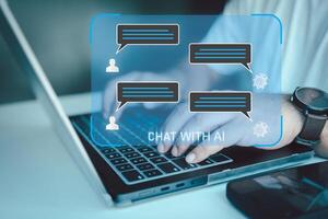 chatbot conversacion asistente. persona utilizando en línea cliente Servicio con charla larva del moscardón a obtener apoyo. foto