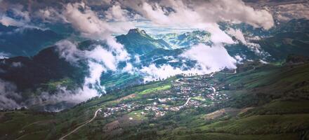 pueblo con vista a la montaña en el valle en la mañana asia tropical. phutubberk tailandia foto