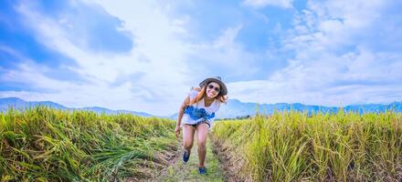 las mujeres asiáticas viajan relajarse en las vacaciones. soporte campo de montaña toque natural. las mujeres corren feliz sonrisa alegre. tailandia foto