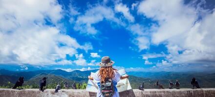 las mujeres asiáticas viajan relajarse en las vacaciones. ver mapa explorar la ruta. tailandia foto