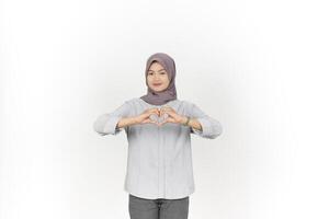 joven asiático mujer vistiendo hijab demostración amor corazón firmar aislado en blanco antecedentes foto