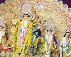 diosa durga con aspecto tradicional en una vista de cerca en un sur de kolkata durga puja, ídolo de durga puja, el festival hindú navratri más grande de la india foto