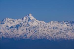 pico muy alto de nainital, india, la cordillera que se ve en esta imagen es la cordillera del himalaya, la belleza de la montaña en nainital en uttarakhand, india foto