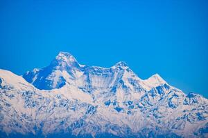 pico muy alto de nainital, india, la cordillera que se ve en esta imagen es la cordillera del himalaya, la belleza de la montaña en nainital en uttarakhand, india foto