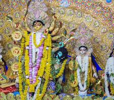 diosa durga con aspecto tradicional en una vista de cerca en un sur de kolkata durga puja, ídolo de durga puja, el festival hindú navratri más grande de la india foto