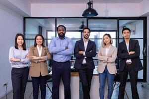 retrato de diverso empleado negocio personas equipo cruzado mano trabajando juntos en el oficina edificio en formal chaqueta para liderazgo global trabajo en equipo y éxito cooperación camaradería concepto foto