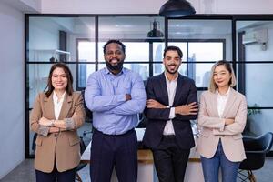 retrato de diverso empleado negocio personas equipo cruzado mano trabajando juntos en el oficina edificio en formal chaqueta para liderazgo global trabajo en equipo y éxito cooperación camaradería foto