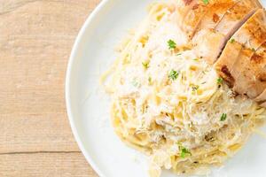 spaghetti white creamy sauce with grilled chicken photo