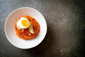 fideos fríos coreanos con huevo foto