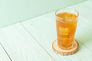 Deliciosa bebida dulce jugo de tamarindo y cubito de hielo. foto