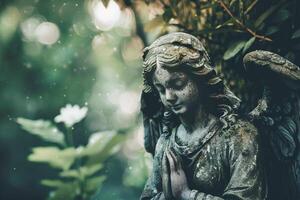 ai generado sereno ángel estatua en oración en medio de lozano verdor a oscuridad foto