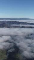 vertical vídeo do nuvens sobre a montanhas aéreo Visão video