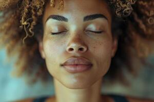 ai generado joven africano americano mujer meditando después yoga. foto