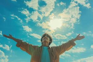 ai generado alegre joven hombre abrazando libertad debajo azul cielo. foto