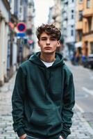 ai generado joven hombre vestido en un casual verde capucha en pie en un urbano calle foto