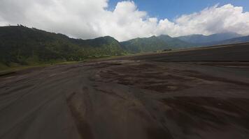 fliegend Über ein vulkanisch Senke im Indonesien video
