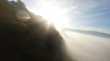 fliegend beim Dämmerung Über Nebel und Vulkane. fpv Drohne Video. video