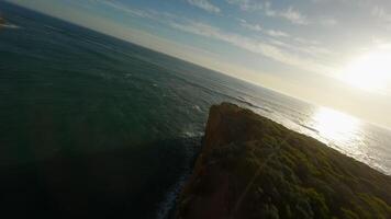 Felsen und ein sandig Cliff durch das Ozean im Australien video