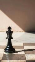 ai generado Rey ajedrez pedazo en luz de sol foto