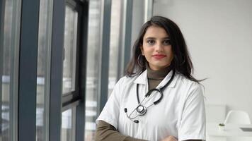 jovem indiano médico aluna às a clínica dentro prática video