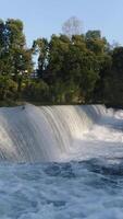 verticaal video van rivier- waterval antenne visie