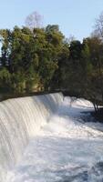 Vertikale Video von Fluss Wasserfall