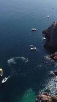 vertical vídeo de berlengas isla en Portugal aéreo ver video