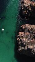 Vertikale Video von Berlengas Insel im Portugal Antenne Aussicht