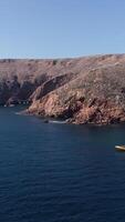 Vertikale Video von Berlengas Insel im Portugal Antenne Aussicht