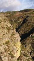 Vertikale Video von Strom im das Berge Antenne Aussicht