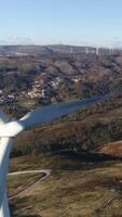 verticaal video van windmolens roterend antenne visie