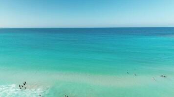 zangão área Visão do de praia mar areia e céu dentro verão dia. de praia mar espaço área. turistas relaxar. tropical visualizar. atlântico oceano, caribe mar. video