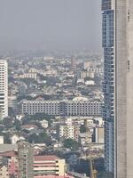 paisaje urbano ver de Bangkok metrópoli. aéreo ver de Bangkok tailandia, aire contaminación de Bangkok con calina y niebla desde polvo particulado importar 2.5 o pm2.5 foto