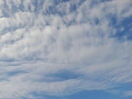 el blanco nubes en el azul cielo son Perfecto para el antecedentes. skyscape en lombok isla, Indonesia foto