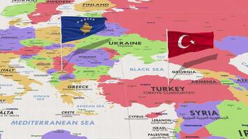 Kosovo y Turquía bandera ondulación con el mundo mapa, sin costura lazo en viento, 3d representación video