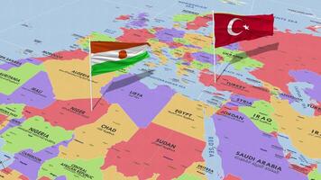 Níger y Turquía bandera ondulación con el mundo mapa, sin costura lazo en viento, 3d representación video