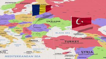 Romania e tacchino bandiera agitando con il mondo carta geografica, senza soluzione di continuità ciclo continuo nel vento, 3d interpretazione video