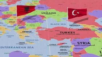 Albania y Turquía bandera ondulación con el mundo mapa, sin costura lazo en viento, 3d representación video