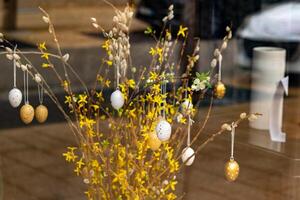 un Pascua de Resurrección arbusto decoración en un tienda ventana foto