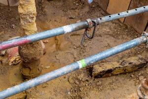 movimiento de tierras en un construcción sitio con apoyo puntales foto