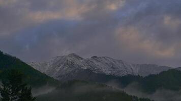 Tempo lapso. Sayans. nebuloso montanhas do Rússia video