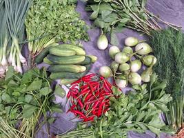 imagen de muchos tipos de vegetales en el mesa foto