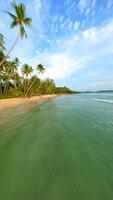 dynamisch fpv Flug Über Türkis Meer und leeren tropisch Strand im Thailand video