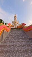 fpv av buddha staty i vang vieng i laos på solnedgång video