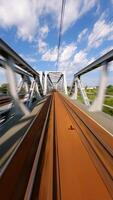 fpv schnell Flug Über das Eisenbahn Brücke im Sommer- video